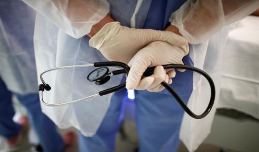 طبيب يحمل سماعة طبية طبيب يحمل سماعة طبية | تعبيرية