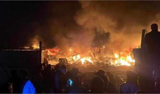 النيران تشتعل في مخيم للنازحين بعد استهدافه بغارة إسرائيلية في خانيونس  جنوب مدينة غزة 5/12/2024