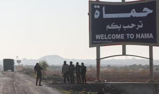 مقاتلو المعارضة السورية في أطراف مدينة حماة 3/12/2024 | المصدر: أسوشييتد برس