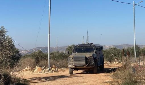 انتشار عسكري بالقرب من مكان القصف في بلدة صير بجنين 1/12/2024 | المصدر: فلسطين بوست