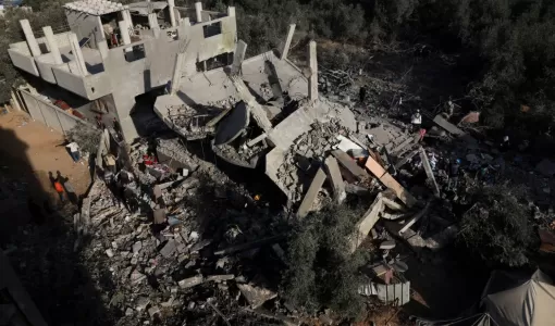 آثار الدمار جراء غارة إسرائيلية على مخيم النصيرات وسط قطاع غزة | المصدر: رويترز