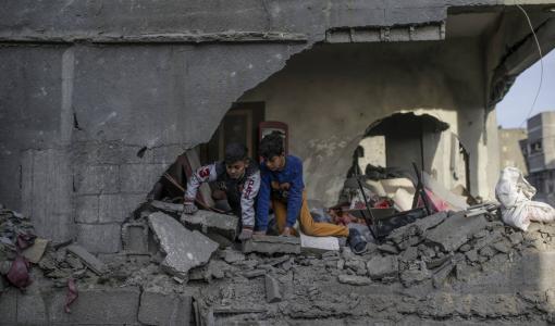 طفلان فلسطينيان فوق مبنى تضرر بغارة شنها الاحتلال على مخيم النصيرات وسط قطاع غزة 7/12/2024 | المصدر: الوكالة الأوروبية للصور الصحفية