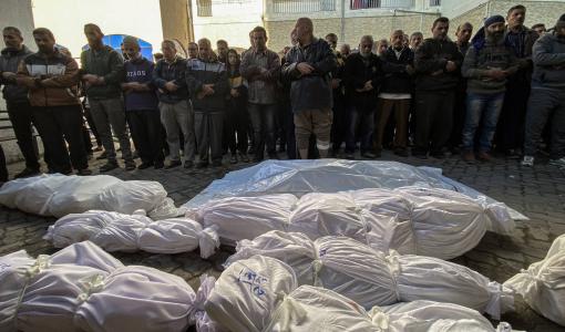 فلسطينيون يصلون على شهداء إثر قصف الاحتلال على مدينة غزة فلسطينيون يصلون على شهداء إثر قصف الاحتلال على مدينة غزة 17/12/2024 | المصدر: وكالة الأنباء الألمانية