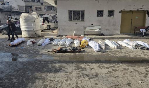 جثامين شهداء في باحة مستشفى كمال عدوان شمال قطاع غزة | المصدر: وكالة الأنباء الفرنسية