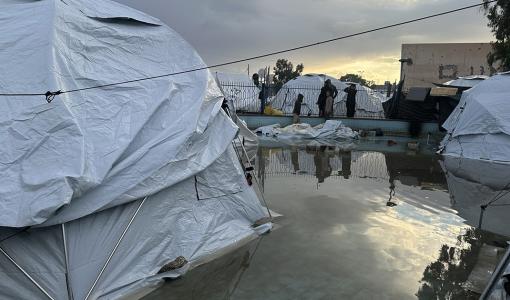 خيام النازحين في إحدى المناطق في غزة تغرق بمياه الأمطار خيام النازحين في إحدى المناطق في غزة تغرق بمياه الأمطار 30/12/2024 | المصدر: وكالة الأناضول