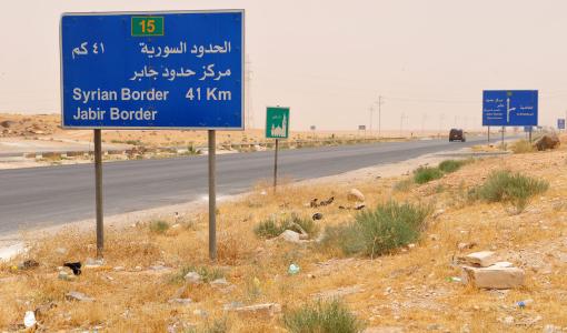 لافتة تبين المسافة عن معبر جابر الحدودي بين الأردن سوريا | المصدر: Gettyimages