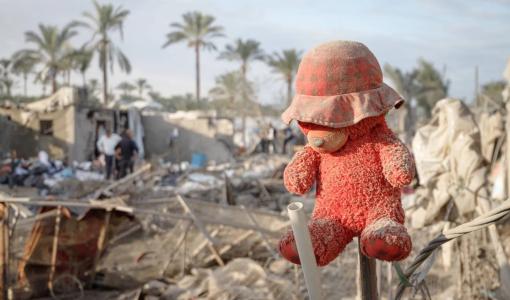 لعبة وُجدت بين الخيام المدمرة في أعقاب هجوم إسرائيلي استهدف مخيما للنازحين في منطقة مواصي خانيونس | المصدر: وكالة الأنباء الألمانية