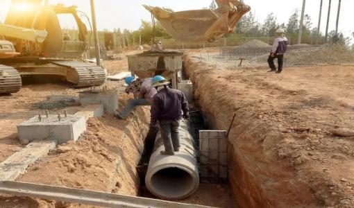 عمال يقومون بتمديد خطوط صرف صحي | المصدر: وزارة المياه