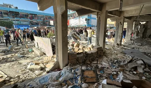 مدرسة تؤوي النازحين قصفها الاحتلال الإسرائيلي في النصيرات وسط قطاع غزة | المصدر: رويترز