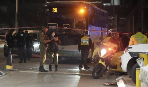 قوات الاحتلال في موقع إطلاق نار على حافلة بالقرب من بلدة بيت جالا بالضفة الغربية | المصدر: أسوشييتد برس