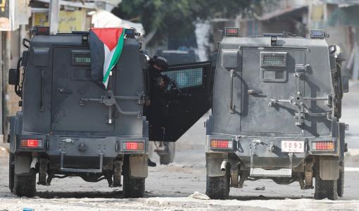 قوات السلطة الفلسطينية خلال اشتباكها مع مقاومين في مخيم جنين بالضفة | المصدر: رويترز