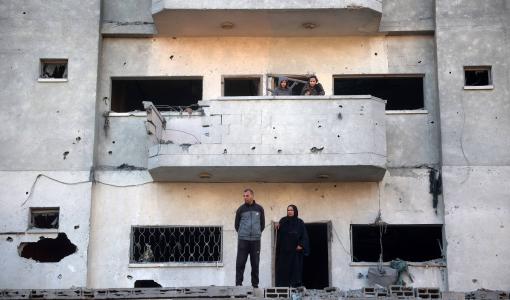 شرفة شقة متضررة إثر غارة جوية إسرائيلية على النصيرات | المصدر: وكالة الأنباء الفرنسية