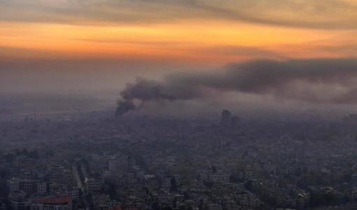 صورة جوية للدخان المتصاعد في سماء دمشق جراء الغارات الإسرائيلية | المصدر: وكالة الأنباء الفرنسية