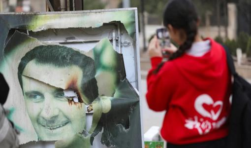 صورة ممزقة لبشار الأسد 8/12/2024 | المصدر: رويترز