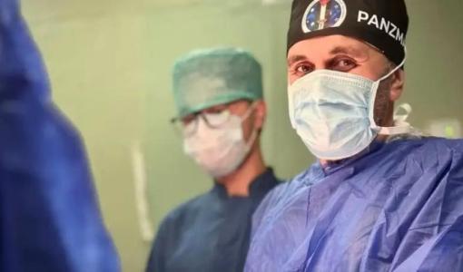 الطبيب عبد الله البلوي خلال أداء عمله