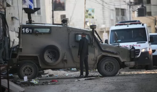 آلية عسكرية إسرائيلية في مخيم جنين بالضفة الغربية | المصدر: وكالة الأنباء الألمانية