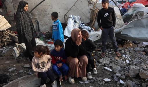 امرأة تبكي وسط دمار الذي خلفته غارة إسرائيلية على مدرسة تؤوي نازحين وسط غزة امرأة تبكي وسط دمار الذي خلفته غارة إسرائيلية على مدرسة تؤوي نازحين وسط غزة | المصدر: وكالة الأنباء الفرنسية