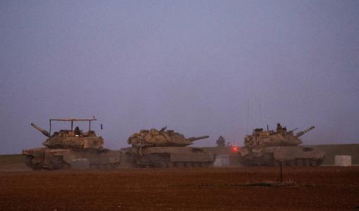 أرشيفية لدبابات إسرائيلية قرب حدود قطاع غزة | المصدر: رويترز