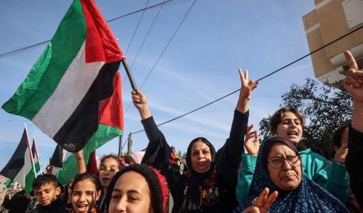 فلسطينيات يرفعن شارة النصر والعلم الفلسطيني بعد دخول اتفاق وقف إطلاق النار في غزة حيز التنفيذ فلسطينيات يرفعن شارة النصر والعلم الفلسطيني بعد دخول اتفاق وقف إطلاق النار في غزة حيز التنفيذ 19/1/2025 | المصدر: منصة "إكس"