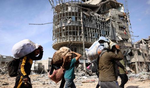 فلسطينيون نازحون أثناء عودتهم إلى وسط رفح في جنوب قطاع غزة بعد دخول اتفاق وقف النار حيز التنفيذ فلسطينيون نازحون أثناء عودتهم إلى وسط رفح في جنوب قطاع غزة بعد دخول اتفاق وقف النار حيز التنفيذ | المصدر: وكالة الأنباء الفرنسية