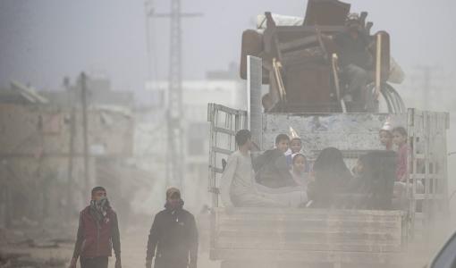 غزيون بين أنقاض المنازل المدمرة بعد عملية عسكرية للاحتلال في خانيونس | المصدر: الوكالة الأوروبية للصور الصحفية