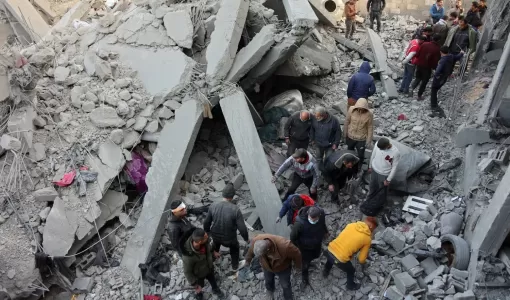 غزيون خلال محاولة انتشال الشهداء والحرجى بعد قصف الاحتلال مبنى وسط قطاع غزة غزيون خلال محاولة انتشال الشهداء والحرجى بعد قصف الاحتلال مبنى وسط قطاع غزة | المصدر: وكالة الأنباء الفرنسية