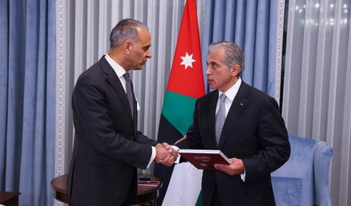 رئيس الوزراء جعفر حسان يتسلم من رئيس ديوان المحاسبة راضي الحمادين التقرير السنوي 20/1/2025 | المصدر: رئاسة الوزراء