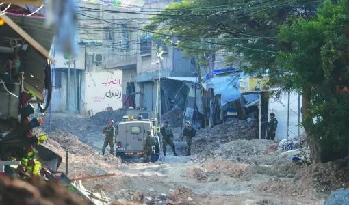 جنود الاحتلال يقفون قرب سيارتهم في أثناء تنفيذهم غارة على طولكرم بالضفة الغربية 28/1/2025 | المصدر: وكالة الأنباء الفرنسية