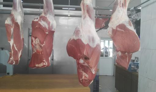 لحوم في إحدى الملاحم في عمان