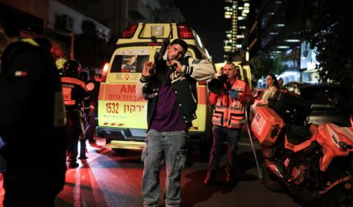 مسعفون وعناصر من شرطة الاحتلال في موقع عملية الطعن في تل أبيب 21/1/2025 | المصدر: رويترز