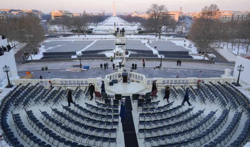 عناصر من الجيش الأمريكي على خشبة المسرح خلال التدريب في مبنى الكابيتول قبل تنصيب دونالد ترامب | المصدر: أسوشييتد برس