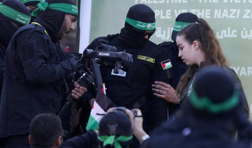 مقاتلو القسام يرافقون الأسيرة الإسرائيلية أغام بيرغر مقاتلو القسام يرافقون الأسيرة الإسرائيلية أغام بيرغر 30/1/2025 | المصدر: رويترز