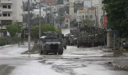 قوات الاحتلال خلال مداهمة مخيم طولكرم للاجئين بالضفة الغربية 7/1/2025 | المصدر: وكالة الأنباء الألمانية