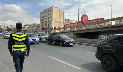 شرطي مرور يقف على جانب الطريق