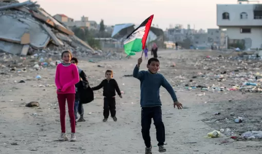 طفل يركض وهو يرفع علم فلسطين في مخيم للنازحين بالبريج وسط قطاع غزة طفل يركض وهو يرفع علم فلسطين في مخيم للنازحين بالبريج وسط قطاع غزة 17/1/2025 | وكالة الأنباء الفرنسية