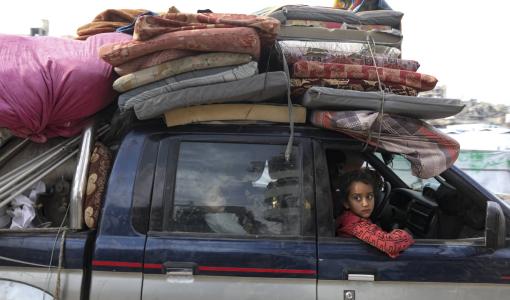 طفلة غزية تركب سيارة للعودة إلى شمال غزة طفلة غزية تركب سيارة للعودة إلى شمال غزة | المصدر: الوكالة الأوروبية للصور الصحفية