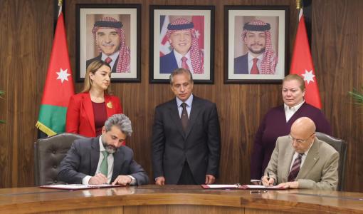 وزير المياه رائد أبو السعود يوقع اتفاقية مشروع الناقل الوطني مع تحالف المستثمرين الذي تقوده شركتا ميريديام وسويز وزير المياه رائد أبو السعود يوقع اتفاقية مشروع الناقل الوطني مع تحالف المستثمرين الذي تقوده شركتا ميريديام وسويز 12/1/2025 | المصدر: رئاسة الوزراء