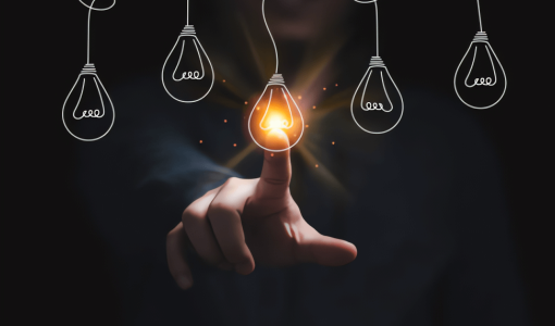 يد تلمس مصباح | تعبيرية