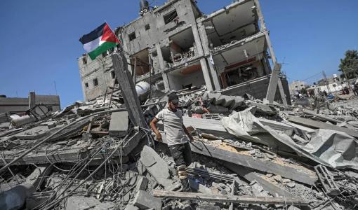 فلسطيني نازح يتفقد منزله في دير البلح بقطاع غزة 8/2024 |المصدر : أسوشيتيد برس فلسطيني نازح يتفقد منزله في دير البلح بقطاع غزة 8/2024 |المصدر : أسوشيتيد برس