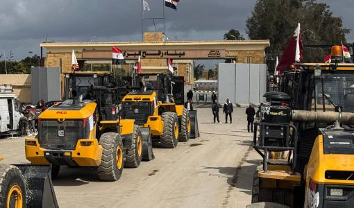 آليات بناء ثقيلة على الجانب المصري من معبر رفح في انتظار السماح بإدخالها إلى قطاع غزة آليات بناء ثقيلة على الجانب المصري من معبر رفح في انتظار السماح بإدخالها إلى قطاع غزة | المصدر: وكالة الأنباء الفرنسية