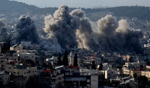 أعمدة الدخان ترتفع من مبان سكنية نسفها جيش الاحتلال في مخيم جنين بالضفة الغربية 2/2/2025 | المصدر: الوكالة الأوروبية للصور الصحفية