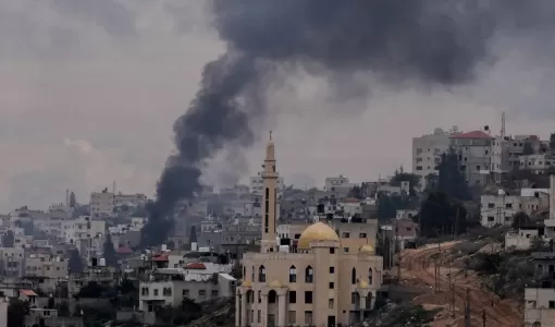 دخان متصاعد إثر غارة شنها الاحتلال على جنين | المصدر: وكالة الأنباء الألمانية