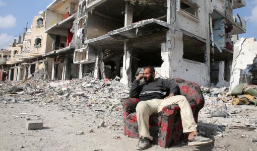 فلسطيني من غزة يجلس على ما تبقى من أثاث منزله المدمر جراء العدوان الإسرائيلي فلسطيني من غزة يجلس على ما تبقى من أثاث منزله المدمر جراء العدوان الإسرائيلي | المصدر: رويترز