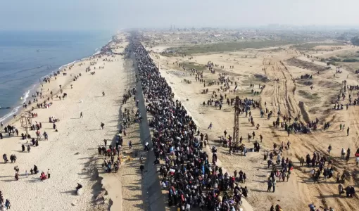 فلسطينيون في طريقهم إلى منازلهم في شمال غزة فلسطينيون في طريقهم إلى منازلهم في شمال غزة | المصدر: رويترز