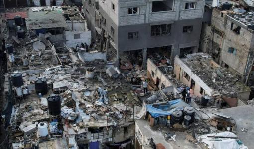 فلسطينيون يتجمعون في موقع غارة إسرائيلية على منزل بقطاع غزة فلسطينيون يتجمعون في موقع غارة إسرائيلية على منزل بقطاع غزة | المصدر: رويترز