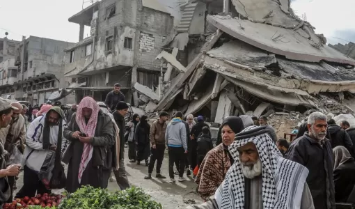 فلسطينيون يتسوقون وسط الدمار الناجم عن العدوان الإسرائيلي في خانيونس جنوب قطاع غزة فلسطينيون يتسوقون وسط الدمار الناجم عن العدوان الإسرائيلي في خانيونس جنوب قطاع غزة 12/2/2025 | المصدر: وكالة الأنباء الألمانية