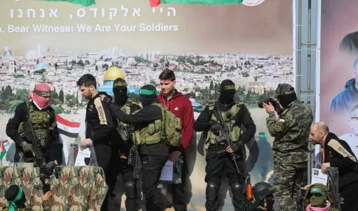 جانب من تسليم الأسرى الإسرائيليين خلال عملية التبادل السادسة في خانيونس جنوب قطاع غزة جانب من تسليم الأسرى الإسرائيليين خلال عملية التبادل السادسة في خانيونس جنوب قطاع غزة 15/2/2025 | المصدر: