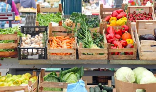 خضار وفواكه في أحد المتاجر خضار وفواكه في أحد المتاجر