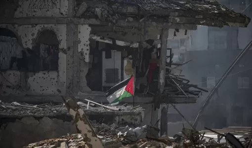 علم فلسطيني على أنقاض مبان مدمرة في مخيم جباليا للاجئين شمال قطاع غزة علم فلسطيني يرفرف بجوار مأوى لأسرة فلسطينية بين أنقاض المباني المدمرة في مخيم جباليا للاجئين شمال قطاع غزة 17/2/2025 | المصدر: وكالة الأنباء الفرنسية