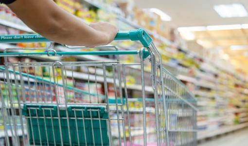 عربة تسوق في مركز تجاري | المصدر: istockphoto